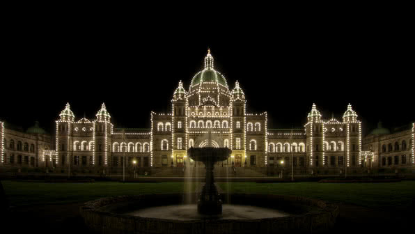Water fountain by parliament buildings in victoria bc